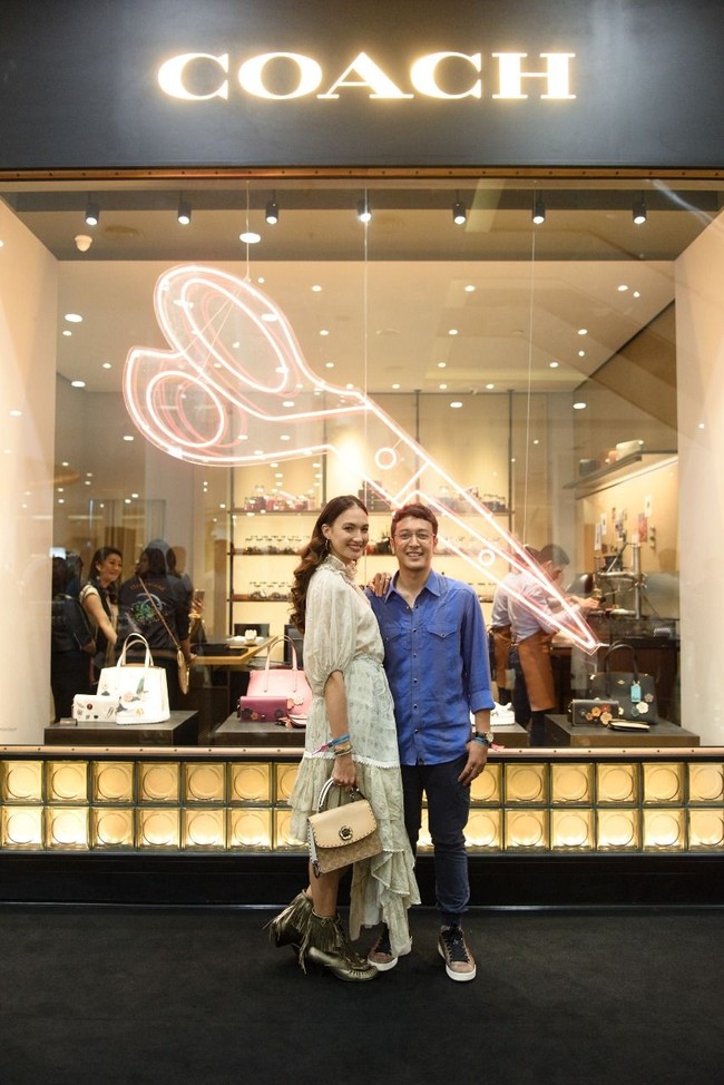 Sejoli Nadine Chandrawinata dan Dimas Anggara juga menunjukkan batang hidungnya di pembukaan salah satu butik terbesar Coach di Indonesia itu. Nadine tampil stylish dengan tas klasik Coach model Parker. Foto: Dok. Coach