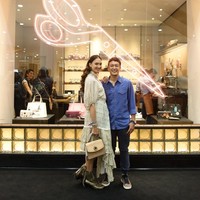 Sejoli Nadine Chandrawinata dan Dimas Anggara juga menunjukkan batang hidungnya di pembukaan salah satu butik terbesar Coach di Indonesia itu. Nadine tampil stylish dengan tas klasik Coach model Parker. Foto: Dok. Coach