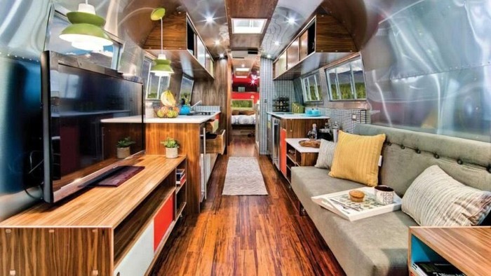 Setiap orang tentu membutuhkan tempat tinggal, seperti rumah tapak untuk melangsungkan kehidupan. Nah, bila Anda bosan tinggal di dalam mobil juga bisa menjadi pilihan menarik.Sebuah mobil jenis recreational vehicle (RV) Airstreams yang berusia hampir 60 tahun dipermak dan didesain ulang sebagai tempat tinggal yang nyaman. Mobil tersebut didesain ulang oleh tim Timeless Travel Trailers yang berbasis di Colorado, Amerika Serikat.
