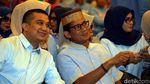 Senyum Semringah Sandiaga Dapat Sarung Khas Bugis