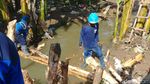 Foto News: Jebol Lagi Bangun Lagi Tanggul Jatipadang Jaksel