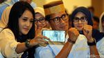 Senyum Semringah Sandiaga Dapat Sarung Khas Bugis