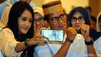 Beberapa warga menghampiri Sandiaga untuk berswafoto.