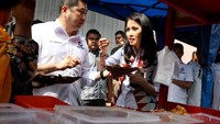 Saat menyambangi kawasan tersebut Hari Tanoe beserta istri menyempatkan menjajal makanan yang dijajakkan di gerobak tersebut. Ia pun menyempatkan bertukar pendapat untuk memajukan para pelaku UMKM demi Indonesia yang maju dan sejahtera. Foto: dok. Perindo