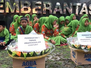 Massa Gelar Yasinan Desak KPK Tuntaskan Kasus Century dan BLBI