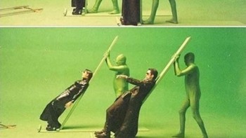 Satu lagi adegan ikonik, yakni di film The Matrix. Ternyata ada dua orang berpakaian hijau menyangga papan untuk menciptakan efek melayang. Foto: via Trend Chaser