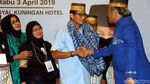 Senyum Semringah Sandiaga Dapat Sarung Khas Bugis