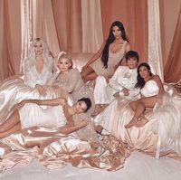 Kegagalan Photoshop pada foto keluarga Kardashian. 
