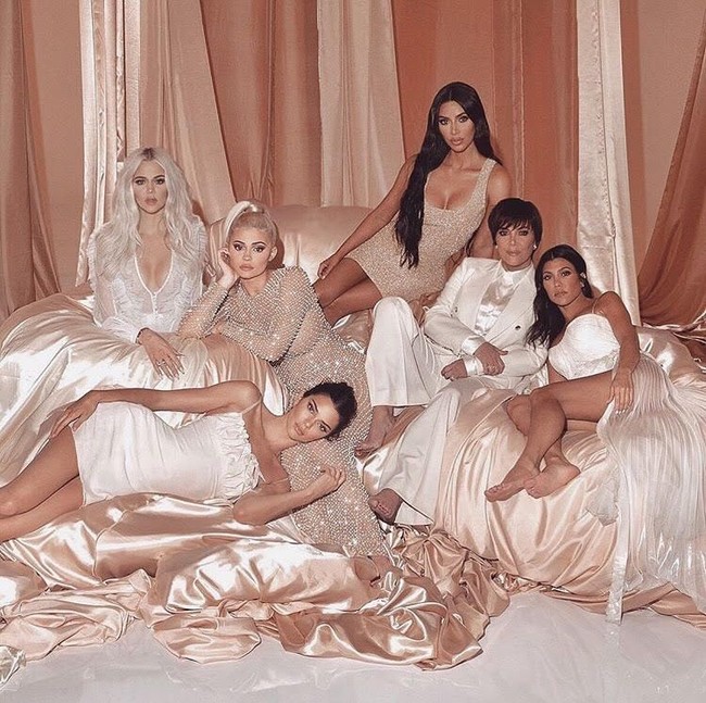 Penampilan keluarga Kardashian yang semakin cantik sering kali jadi perbincangan dan memicu spekulasi operasi plastik. Beberapa dari mereka pun sudah mengakui telah melakukan prosedur kecantikan. Di media sosial, postingan yang membandingkan foto lama dan terbaru mereka banyak beredar. Foto: Dok. E!