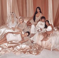 Penampilan keluarga Kardashian yang semakin cantik sering kali jadi perbincangan dan memicu spekulasi operasi plastik. Beberapa dari mereka pun sudah mengakui telah melakukan prosedur kecantikan. Di media sosial, postingan yang membandingkan foto lama dan terbaru mereka banyak beredar. Foto: Dok. E!