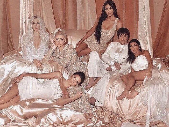 Kegagalan Photoshop pada foto keluarga Kardashian. Foto: Dok. E! Kegagalan Photoshop pada foto keluarga Kardashian. Foto: Dok. E!