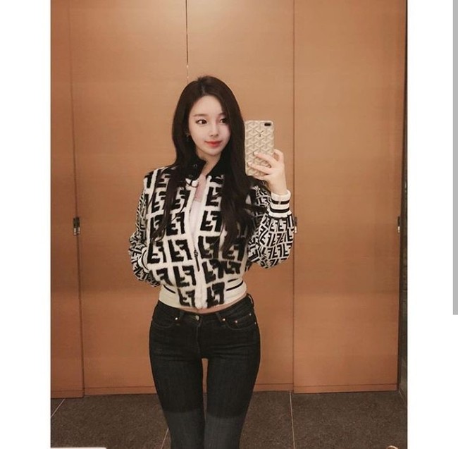 Kemiripan sosok Yaongyi dengan karakter rekaannya membuat netizen dan penggemar menebak-nebak, apakah dia sambil berkaca saat menggambar Jukyung? Bisa jadi, karakter utama di cerita tersebut memang terinspirasi dari dirinya sendiri. Nama asli Yaongyi adalah Lim Jukyung. Yaongyi yang mengandung arti anak kucing adalah nama pena nya sebagai author webtoon. Foto: Dok. Webtoon, Instagram/@meow91__