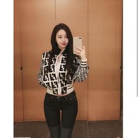 Kemiripan sosok Yaongyi dengan karakter rekaannya membuat netizen dan penggemar menebak-nebak, apakah dia sambil berkaca saat menggambar Jukyung? Bisa jadi, karakter utama di cerita tersebut memang terinspirasi dari dirinya sendiri. Nama asli Yaongyi adalah Lim Jukyung. Yaongyi yang mengandung arti anak kucing adalah nama pena nya sebagai author webtoon. Foto: Dok. Webtoon, Instagram/@meow91__