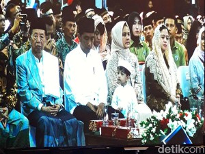 Ajak Cucu, Jokowi Hadiri Peringatan Isra Miraj di Sukoharjo