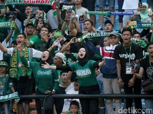 Bonek Tak Bertiket Diimbau Nonton di TV Saja, Ini Alasannya