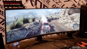 Keunggulannya layar begitu lapang, berukuran 49 inch dengan rasio 32:9 dan resolusi 3840 x 1080 pixel, setara dua monitor 27 inch berdampingan. Foto: Adi Fida Rahman/detikINET