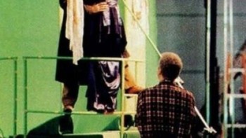 Adegan ikonik Jack dan Rose di Titanic tentu saja tidak terjadi di dek kapal sungguhan. Berkat CGI dan green screen, adegan itu tampak nyata. Foto: via Trend Chaser