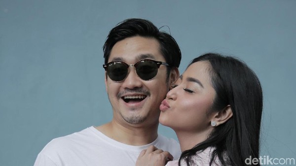 Gosip soal Meldi Lewat, Dewi Perssik dan Suami Makin Mesra Aja Nih