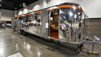 Sebuah mobil jenis recreational vehicle (RV) Airstreams yang berusia hampir 60 tahun dipermak dan didesain ulang sebagai tempat tinggal yang nyaman. Istimewa/Timeless Travel Trailers.