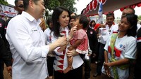 Untuk membantu masyarakat memenuhi kebutuhan pokok, Partai Perindo juga rutin menyelenggarakan bazar murah. Hary beserta istri dan jajarannya terjun langsung melayani masyarakat yang membeli beras dengan harga terjangkau. Foto: dok. Perindo