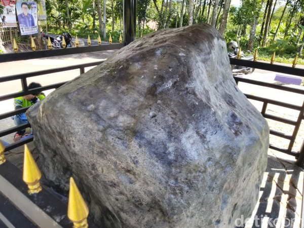 Hal-hal gaib menurut warga, juga terjadi di sekitar batu itu. Setiap malam tertentu beberapa warga mengaku melihat seorang kakek berjubah putih, berjenggot panjang, badan bungkuk, tengah berkeliling bahkan duduk di atas batu tersebut. Sehingga muncul nama Sanghyang Bongkok. (Dadang Hermansyah/detikcom) Hal-hal gaib menurut warga, juga terjadi di sekitar batu itu. Setiap malam tertentu beberapa warga mengaku melihat seorang kakek berjubah putih, berjenggot panjang, badan bungkuk, tengah berkeliling bahkan duduk di atas batu tersebut. Sehingga muncul nama Sanghyang Bongkok. (Dadang Hermansyah/detikcom)