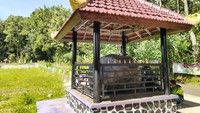 Menurut cerita, sempat ada warga yang mencoba menghancurkan batu menggunakan alat berat untuk membuat lapangan sepakbola. Namun batu tersebut tak bisa dihancurkan. (Dadang Hermansyah/detikcom)