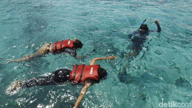 Sampai di Pantai Pink Impian VitaminSea, Menakjubkan!