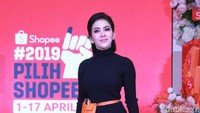 Syahrini tampak hadir di salah satu acara perusahaan e-commerce kenamaan Indonesia.  Foto: Ismail/detikHOT