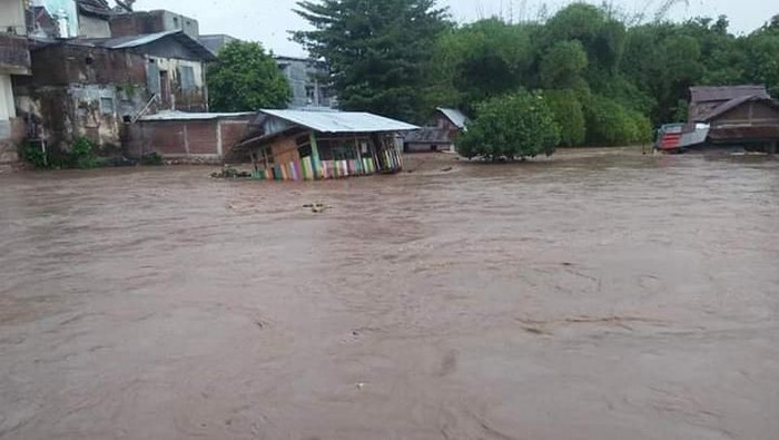 Hujan deras yang mengguyur di Kabupaten Dompu, Nusa Tenggara Barat, mengakibatkan Sungai Sori Soli meluap. Puluhan rumah warga diterjang banjir.