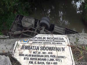 Ngebut di Tikungan Picu Bus Sugeng Rahayu Terjun ke Sungai di Ngawi