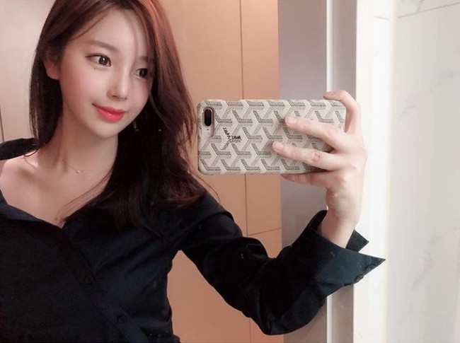 Wanita yang diketahui berusia 27 tahun ini memiliki rambut panjang dan tebal yang ditata bergelombang. Bentuk wajahnya mungil, matanya juga besar. Sangat mirip tokoh fiksi rekaannya, Jukyung. Foto: Dok. Webtoon, Instagram/@meow91__