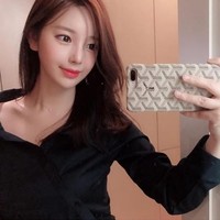 Wanita yang diketahui berusia 27 tahun ini memiliki rambut panjang dan tebal yang ditata bergelombang. Bentuk wajahnya mungil, matanya juga besar. Sangat mirip tokoh fiksi rekaannya, Jukyung. Foto: Dok. Webtoon, Instagram/@meow91__