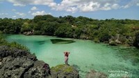 Danau Weekuri. Danau ini memiliki warna gradiasi hijau, biru dan putih. Danau indah ini terletak di Sumba, Nusa Tenggara Timur. (Foto: Melati Raya Sihotang/dTraveler)