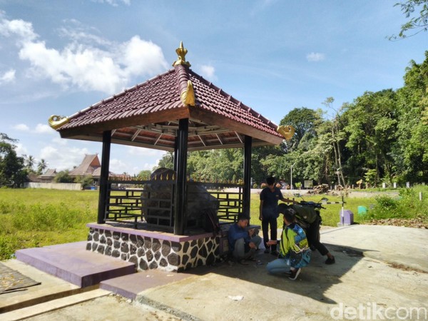 Usaha untuk memecahkan batu tersebut sampai mendatangkan paranormal. Namun setelah melakukan ritual, batu itu masih tak bisa dihancurkan. (Dadang Hermansyah/detikcom) Usaha untuk memecahkan batu tersebut sampai mendatangkan paranormal. Namun setelah melakukan ritual, batu itu masih tak bisa dihancurkan. (Dadang Hermansyah/detikcom)