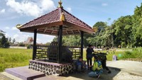 Usaha untuk memecahkan batu tersebut sampai mendatangkan paranormal. Namun setelah melakukan ritual, batu itu masih tak bisa dihancurkan. (Dadang Hermansyah/detikcom)
