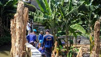 Kayu dolken yang dipasang untuk tanggul sementara ini disediakan oleh Wali Kota Jakarta Selatan. Selain itu, petugas juga menyiapkan beberapa karung pasir untuk membendung air agar tidak mengalir ke lokasi lain. (Foto: Jefrie Nandy Satria)