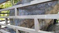 Budayawan Kawali Dadang Kimos tak sependapat dengan adanya pembangunan saung di atas batu tersebut oleh Pemdes setempat. Menurutnya batu tersebut hanya batu biasa, bukan prasasti atau peninggalan sejarah. (Dadang Hermansyah/detikcom)