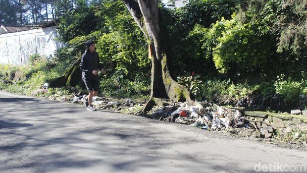 Sampah Berserakan dan Jalan Rusak di Jalur Wisata Maribaya