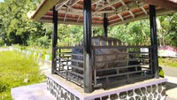 Batu ukuran besar di halaman situs Astana Gede Kawali, Ciamis ini punya keistimewaan tersendiri. Namanya Sanghyang Bongkok atau Batu Jubleg yang konon tak bisa dihancurkan (Dadang Hermansyah/detikcom)