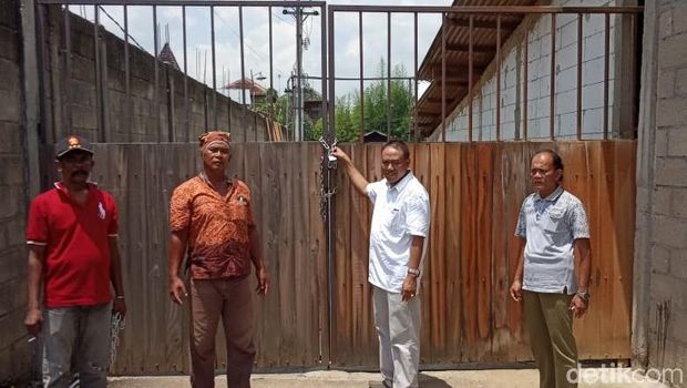 Yulianto saat memblokir rumah yang ditinggali mantan istri dan Ketua Nasdem Blora.