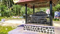 Dari berbagai kisah mistis ini, Pemerintah Desa berinisiatif membangun saung atau bangunan yang mengelilingi batu tersebut. (Dadang Hermansyah/detikcom)