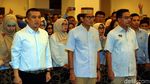 Senyum Semringah Sandiaga Dapat Sarung Khas Bugis