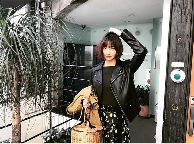 Pada tulisannya itu, Shinoda tak mengungkap identitas suaminya. Meskipun para penggemarnya tidak tahu siapa pria yang berhasil mencuri hati idolanya, mereka berharap yang terbaik dalam perjalanan kehidupan barunya sebagai wanita yang sudah menikah. Foto: Dok. Instagram @shinodamariko3