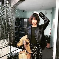 Pada tulisannya itu, Shinoda tak mengungkap identitas suaminya. Meskipun para penggemarnya tidak tahu siapa pria yang berhasil mencuri hati idolanya, mereka berharap yang terbaik dalam perjalanan kehidupan barunya sebagai wanita yang sudah menikah. Foto: Dok. Instagram @shinodamariko3