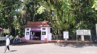 Batu di pinggir halaman situs Astana Gede Kawali, Ciamis, Jawa Barat ini ditemukan sekitar tahun 2008, saat pemda setempat membuat sebuah lapangan sepakbola. (Dadang Hermansyah/detikcom)