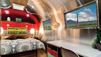 Di dalamnya, terdapat ruang keluarga, kamar tidur hingga kamar mandi. Istimewa/Timeless Travel Trailers.