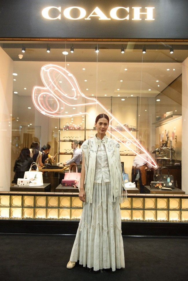 Paula Verhoeven menebar pesonanya dengan dress putih dan tas Coach. Model yang juga istri aktor Baim Wong itu menyempurnakan gaynya dengan luaran berdetail rumbai. Foto: Dok. Coach