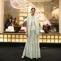 Paula Verhoeven menebar pesonanya dengan dress putih dan tas Coach. Model yang juga istri aktor Baim Wong itu menyempurnakan gaynya dengan luaran berdetail rumbai. Foto: Dok. Coach