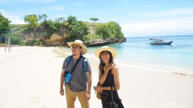 Sampai di Pantai Pink Impian VitaminSea, Menakjubkan!