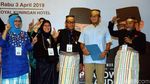 Senyum Semringah Sandiaga Dapat Sarung Khas Bugis